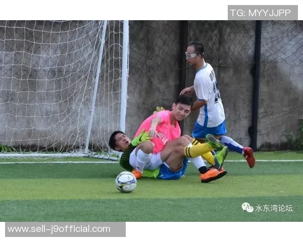 老友记中的足球趣事与友情碰撞的精彩瞬间